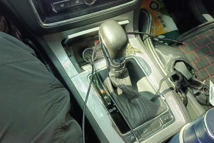 Used Roewe RX5 2018 20T Two-Wheel Drive Automatic Internet Smart Edition Gear Lever