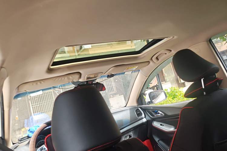 Used Baojun 560 2015 1.8L manual luxury version Headliner