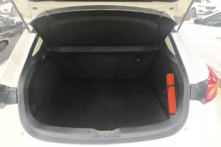 Used Mazda Mazda 3 Axela 2016 Hatchback 1.5L Automatic Luxury Model
