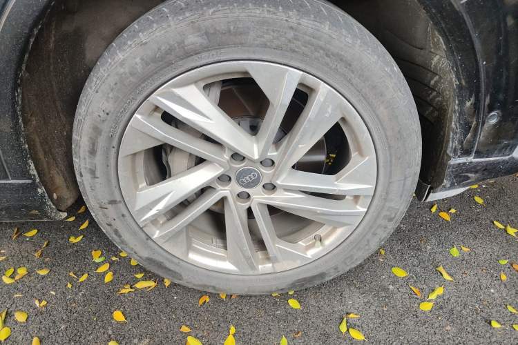 Used Audi Q7 2022 45 TFSI quattro S line Sport Edition Right Front Wheel Hub