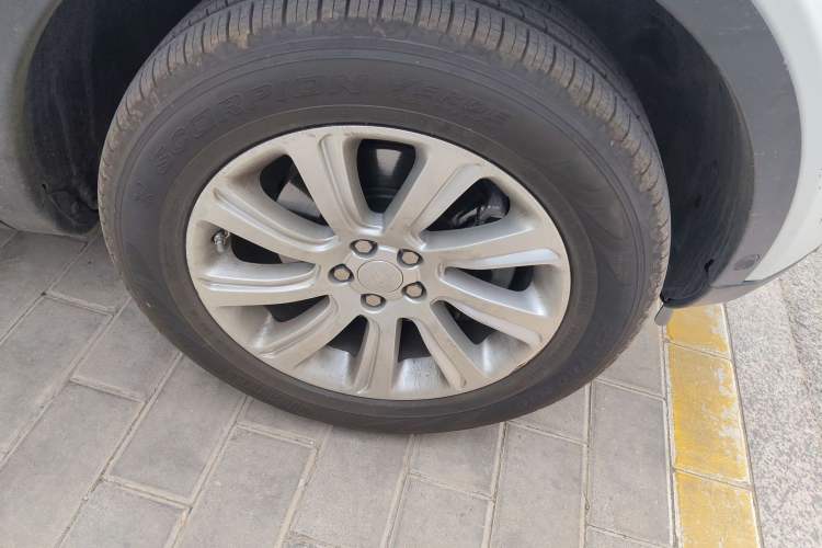 Used Land Rover Discovery Sport 2018 240 PS PURE Edition Right Front Wheel Hub