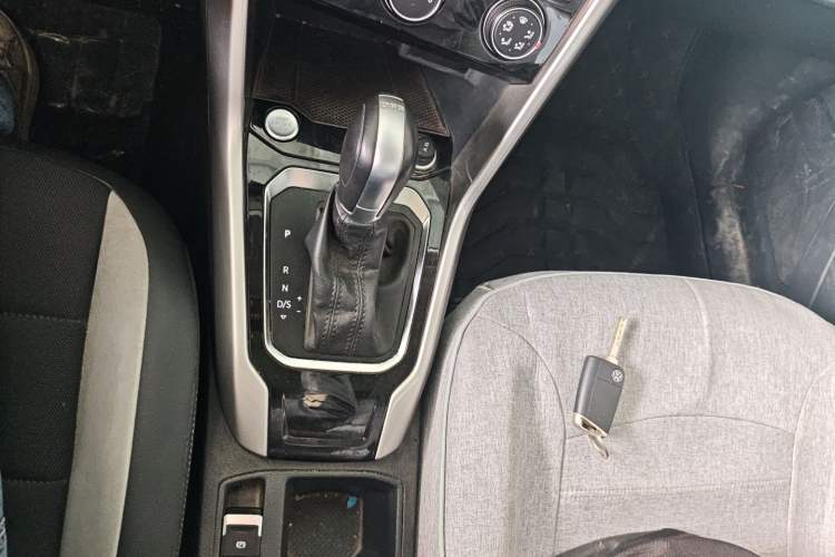 Used Volkswagen T-ROC 2022 280TSI DSG Two-Wheel Drive Elite PLUS Gear Lever