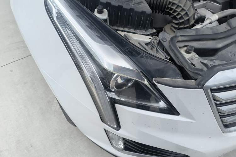 Used Cadillac XT5 2018 28E Four-Wheel Drive Tech Version Right Front Headlight