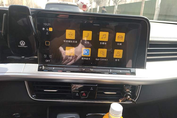 Used Volkswagen Tavendor 2024 380TSI All-Wheel-Drive R-Line Cruise Premium Edition Audio And AC Panel