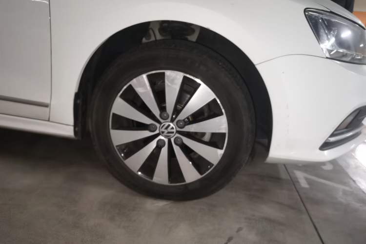 Used Volkswagen Sagitar 2018 1.6L Automatic Comfort Model Right Front Wheel Hub