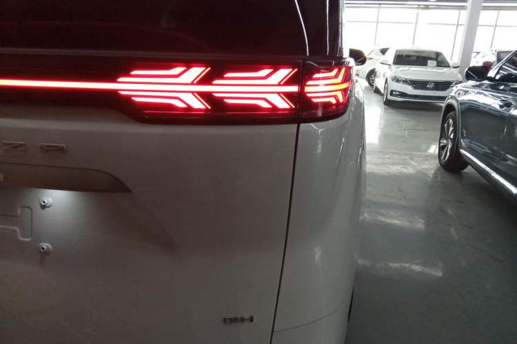 Used Denza D9 2022 DM-i 1040 Prestige Model