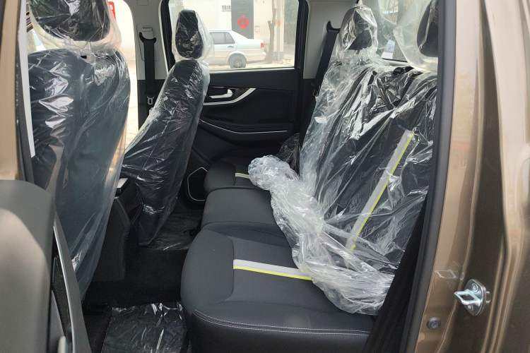 Used Sinotruk BOLDEN 2024 Commercial 2.0T Manual Diesel 4x4 Long Wheelbase Youth Edition
