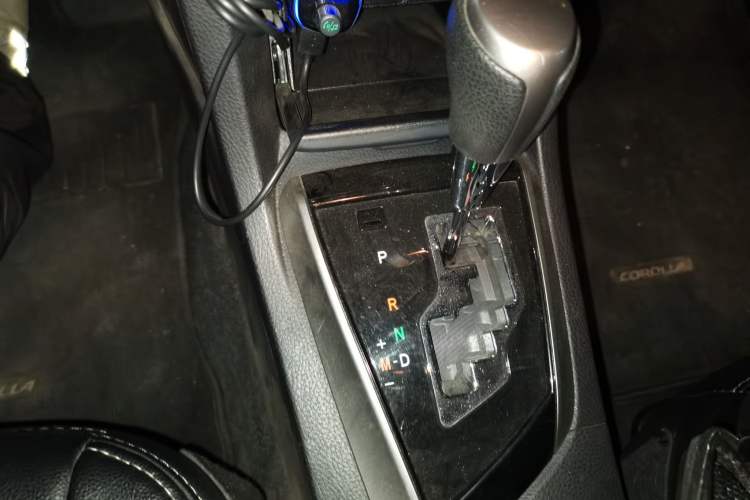 Used Toyota Corolla 2014 1.6L CVT GL-i Gear Lever