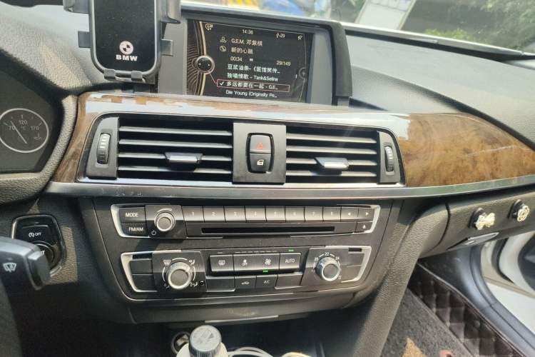 Used BMW 3 Series 2013 320Li Fashion Model Audio And AC Panel