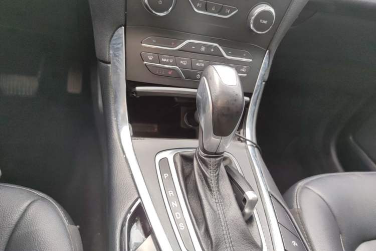 Used Ford Edge 2018 EcoBoost 245 Two-Wheel-Drive Titanium 7-Seater China VI Standard Gear Lever