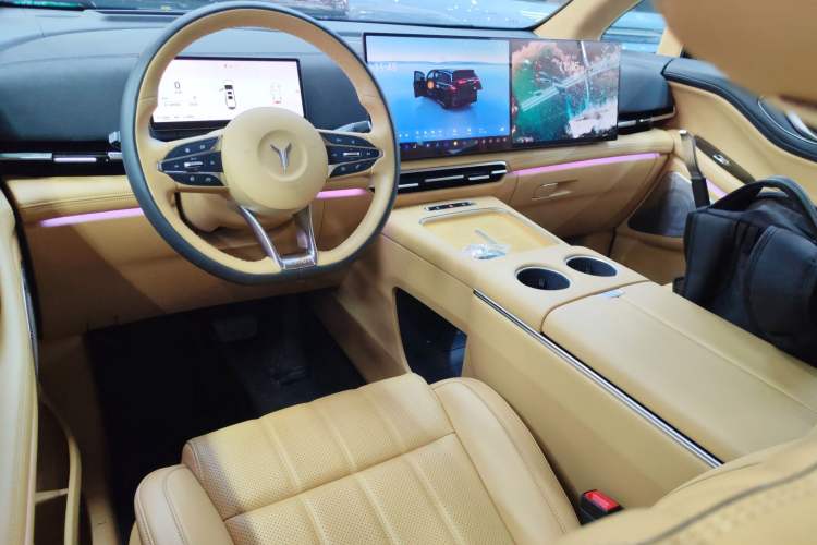 Used VOYAH Dream 2025 PHEV Four-Wheel-Drive Flagship Kunpeng Edition Center Console