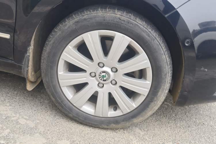 Used Skoda Superb 2012 1.8TSI Automatic Prestige Edition Right Front Wheel Hub