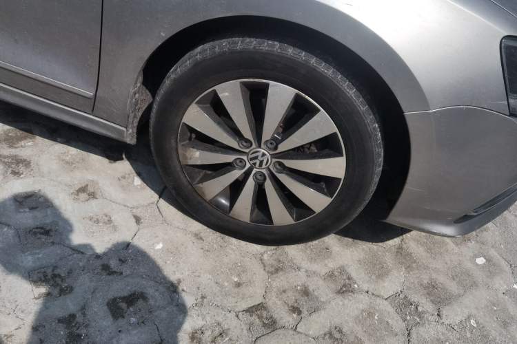 Used Volkswagen Sagitar 2017 180TSI Automatic Luxury Edition Right Front Wheel Hub