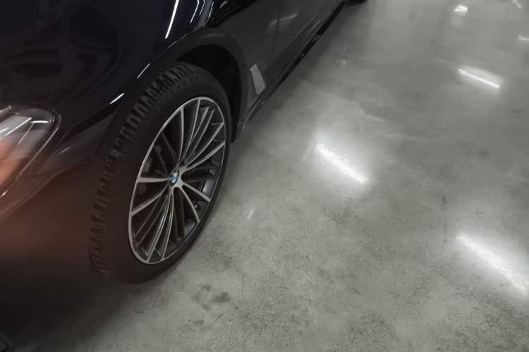 Used BMW 5 Series 2023 530Li xDrive M Sport Package Left Front Wheel Hub