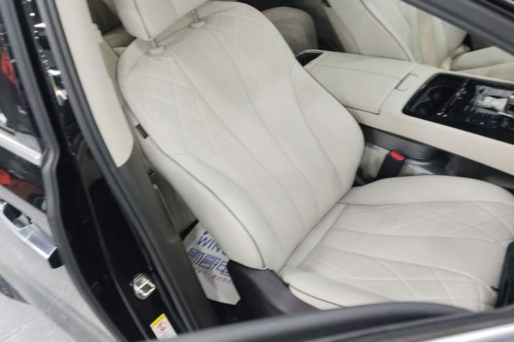 Used Denza D9 2024 DM-i 1050 Luxury Model
