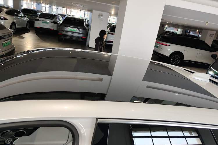 Used Cadillac LYRIQ 2024 Rear-Drive Standard Range Luxury Edition Roof