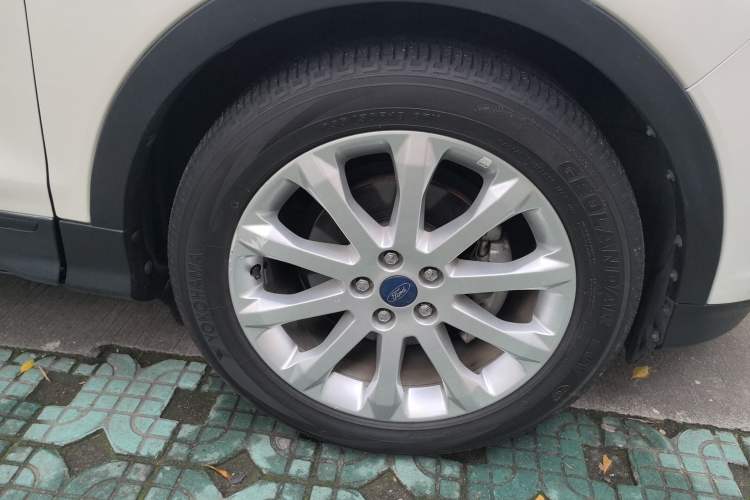Used Ford Kuga 2013 1.6L GTDi Two-Wheel-Drive Trend Model Right Front Wheel Hub