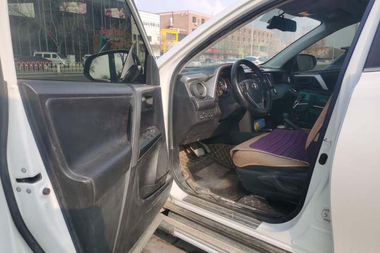 Used Toyota RAV4 2019 2.0L CVT Two-Wheel Drive Luxury Version China VI Standard