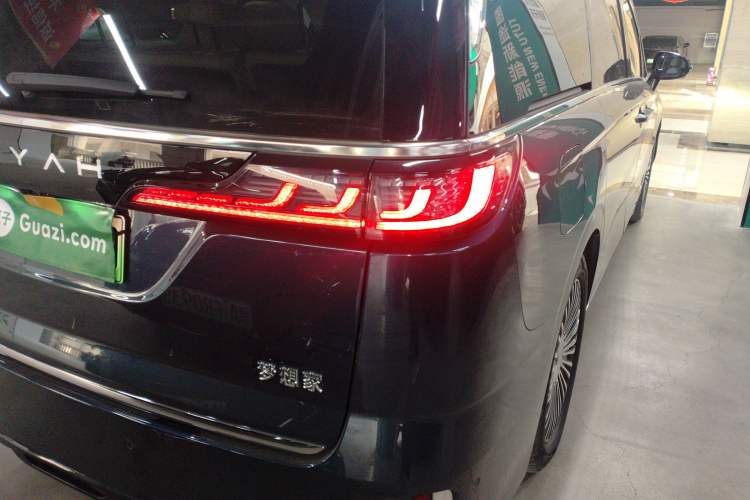 Used VOYAH Dream 2025 PHEV Four-Wheel-Drive Flagship Kunpeng Edition Right Rear Taillight