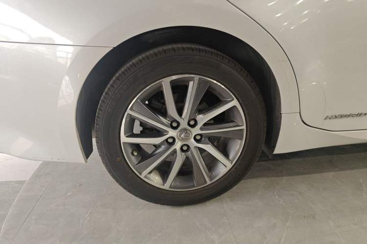 Used Lexus ES 2017 300h Mark Levinson Comfort Edition Right Rear Wheel Hub