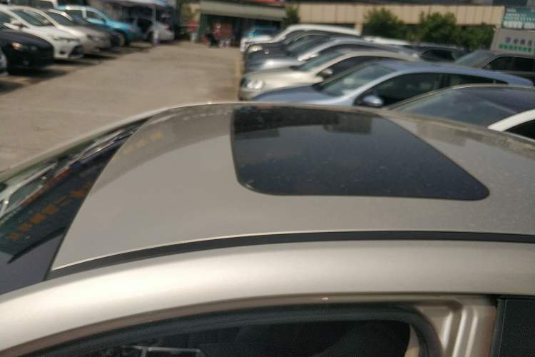 Used Geely Auto Emgrand GL 2017 1.8L Manual Elite Model Roof