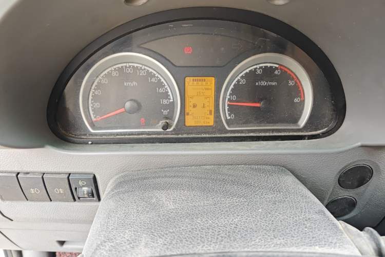 Used Dongfeng Yufeng 2014 2.5T YuliBao Logistics Vehicle Low-Trim Version with Short Wheelbase and Mid-Roof Design – ZD25 Instrument Cluster