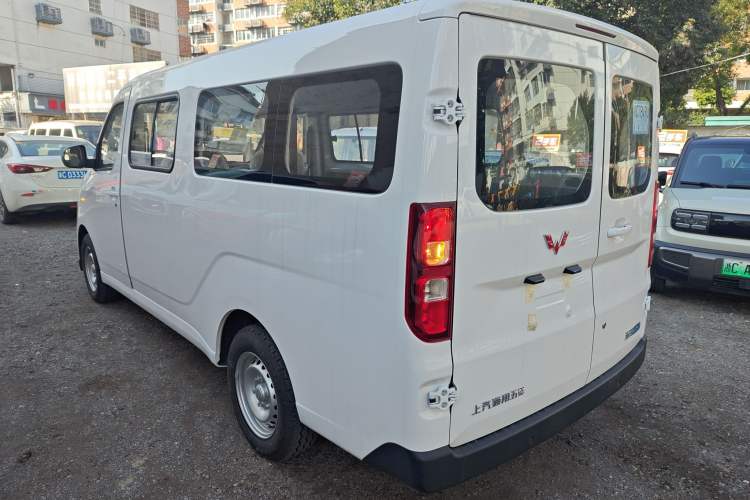 Used Wuling Yangguang 2024 300KM Comfort Version Passenger Van 75kW
