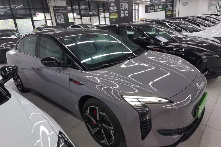 Used Hongqi EH7 2024 640 Pro+ All-Wheel Drive Front Right 45 Deg