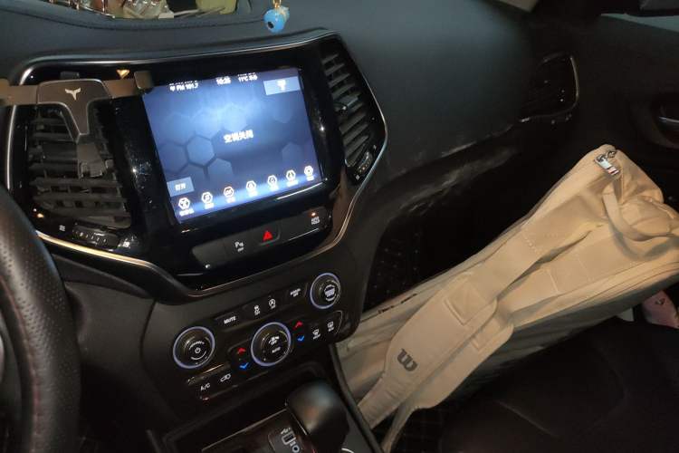 Used Jeep Cherokee 2019 2.0T Two-Wheel Drive Smart Enjoyment Version China V
