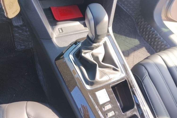 Used Peugeot 408 2022 1.6T Light-Chasing Edition Gear Lever