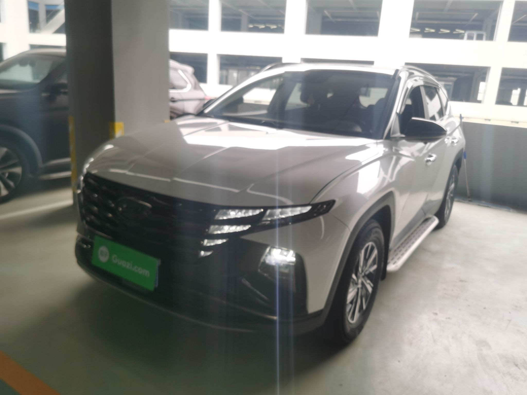 Под передней частью автомобиля