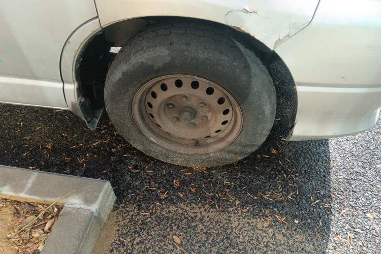 Used Jinbei Grace  Right Front Wheel Hub