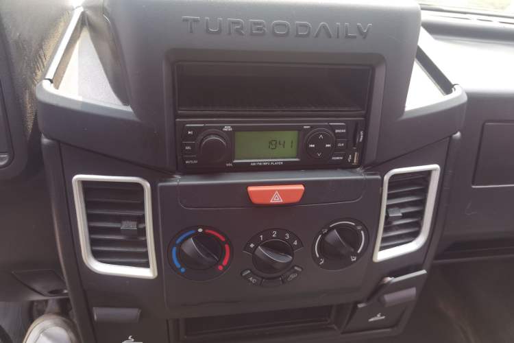 Used Iveco Daily 2021 2.8T V40 VAN厢式 Cargo Van 3-Seater Long Wheelbase Mid-Roof Design Dual Tires Manual Door Audio And AC Panel