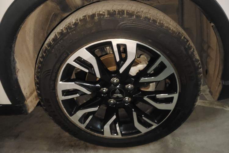 Used Mitsubishi Outlander 2020 2.0L Two-Wheel Drive Comfort Edition 5 Seats Right Front Wheel Hub