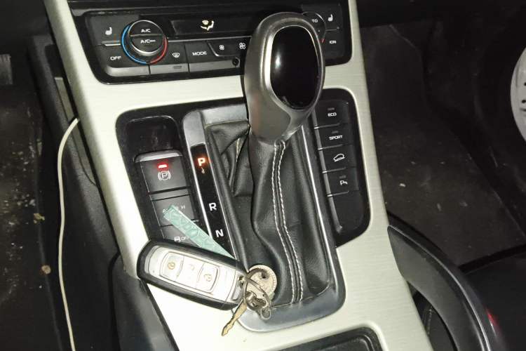 Used Geely Auto Emgrand X7 Sport 2018 1.8TD Automatic Two-Wheel Drive Smart Connect 4G Internet Edition
