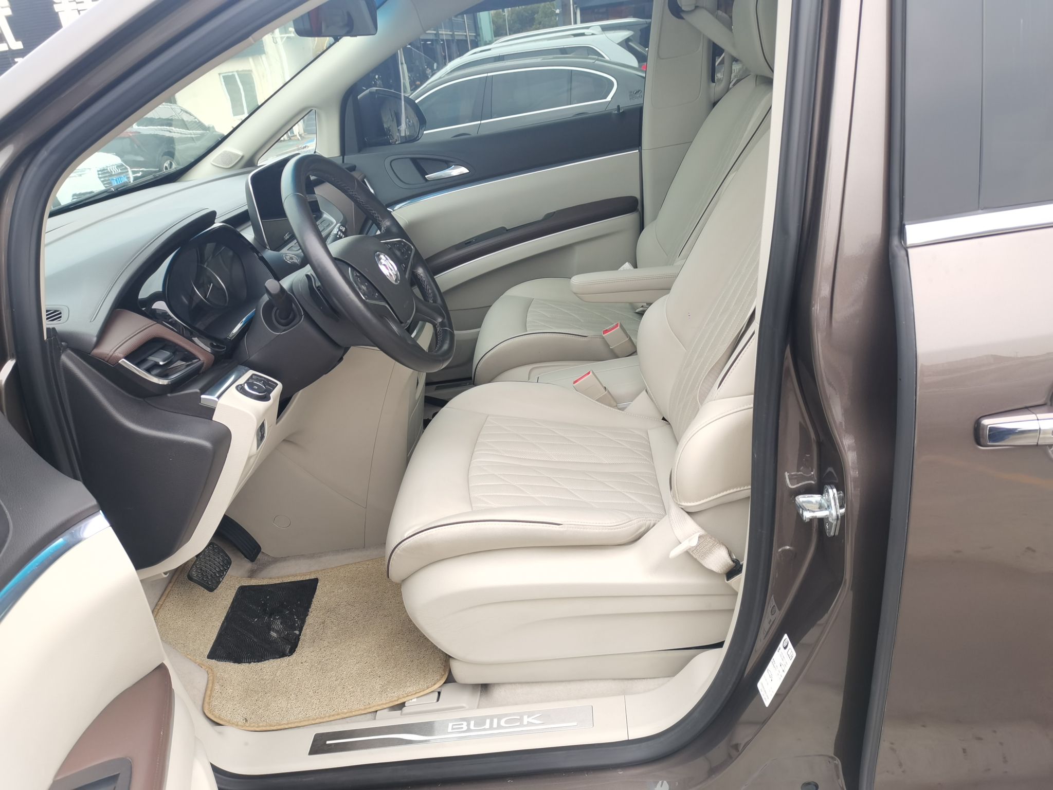 Переднее сиденье в автомобиле