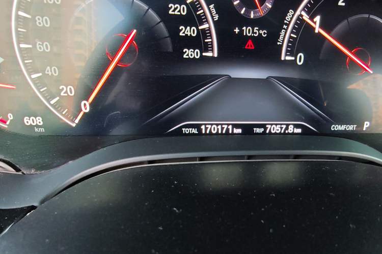 Used BMW 5 Series 2019 530Li Leading Model Luxury Package Odometer Close Up