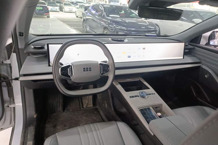 Used Geely Galaxy E8 2024 550 km Range Rear-Wheel-Drive PRO Center Console