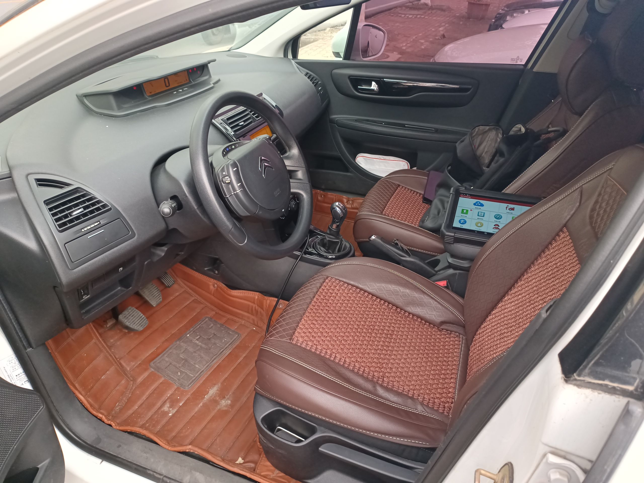 Переднее сиденье в автомобиле