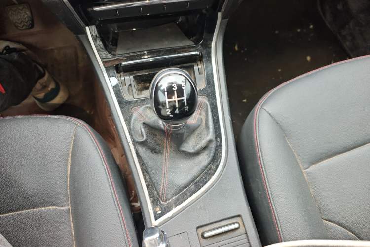 Used Great Wall C50 2014 Upgraded Model 1.5T Manual Fashion Edition Gear Lever