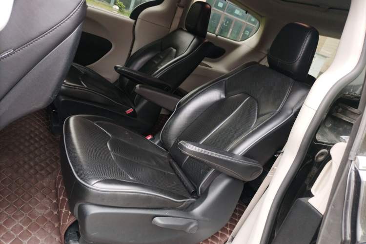 Used Chrysler Grand Voyager 2017 3.6L Premium Edition
