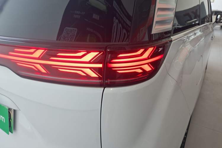 Used Denza D9 2024 DM-i 980 Four-Wheel Drive Prestige Model Exterior 3