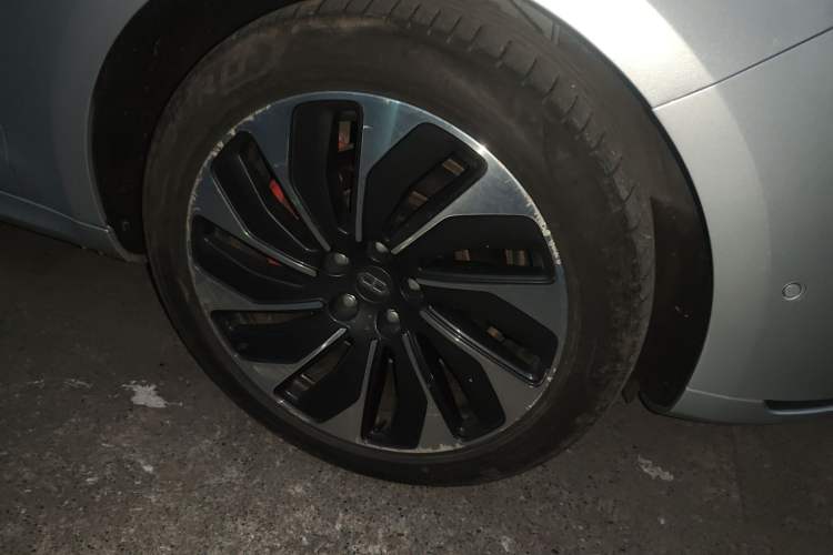 Used Hima AITO M5 2022 Extended-Range Four-Wheel Drive Performance Version Right Front Wheel Hub