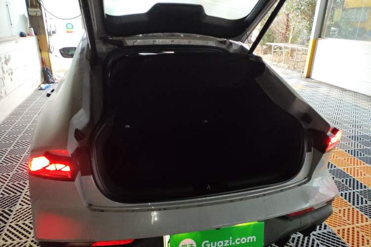 Used CHANGAN UNI-V iDD 2024 Blue Whale Smart Electric iDD 136km Luxury Model Trunk