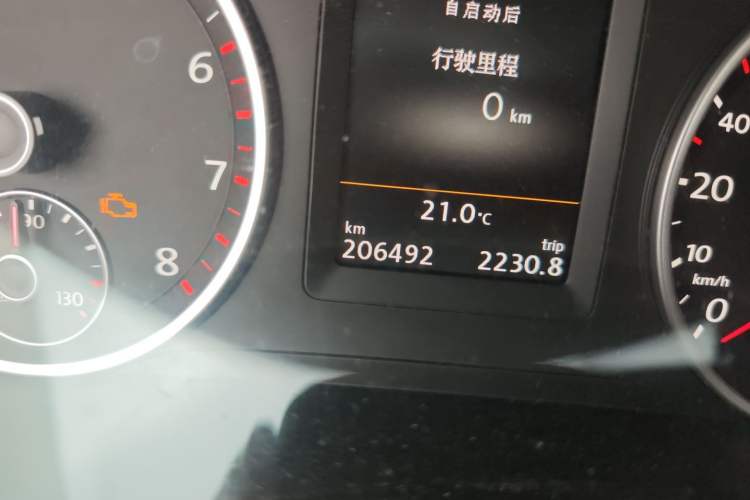 Used Volkswagen Tiguan 2015 1.8TSI Automatic Two-Wheel Drive Luxury Model Odometer Close Up