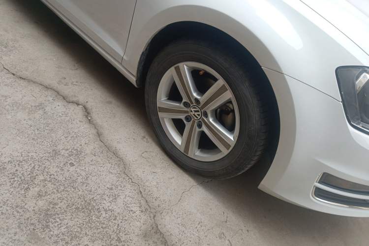 Used Volkswagen Golf 2014 1.4TSI Automatic Luxury Model Right Front Wheel Hub