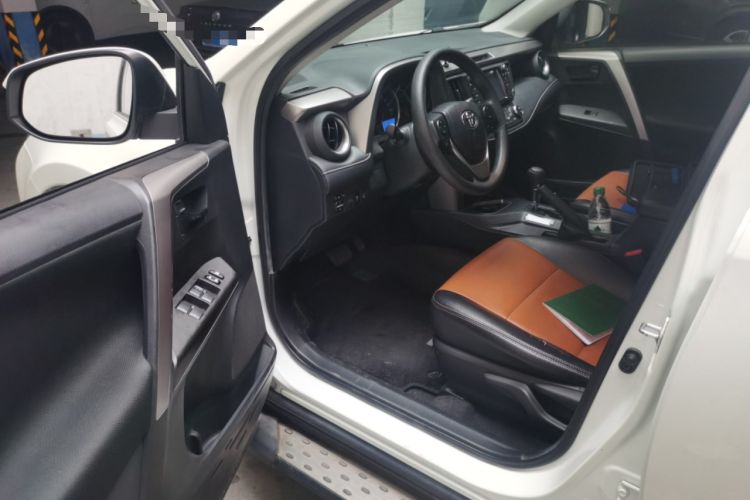 Used Toyota RAV4 2019 2.0L CVT Two-Wheel Drive Luxury Version China VI Standard Driver Seat