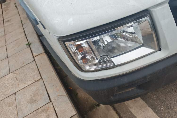 Used Iveco Daily 2021 2.5T V35 2-3 Seater Short Wheelbase Mid-Roof Design Dual Tires Manual Doors
