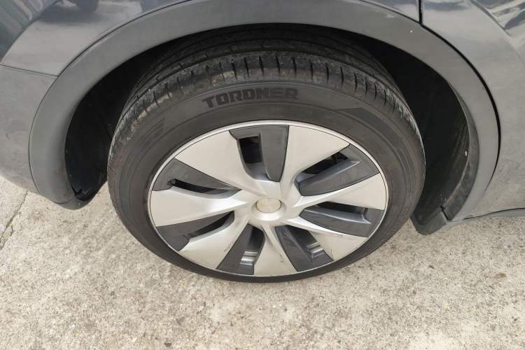 Used Tesla Model Y 2021 Long-Range All-Wheel-Drive Version Right Rear Wheel Hub