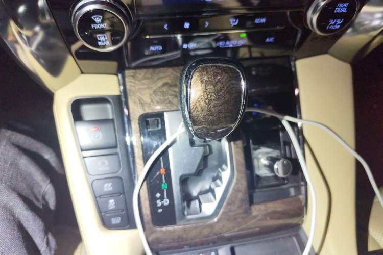 Used Toyota Vellfire 2019 Dual-Engine 2.5L HV Prestige Edition Gear Lever